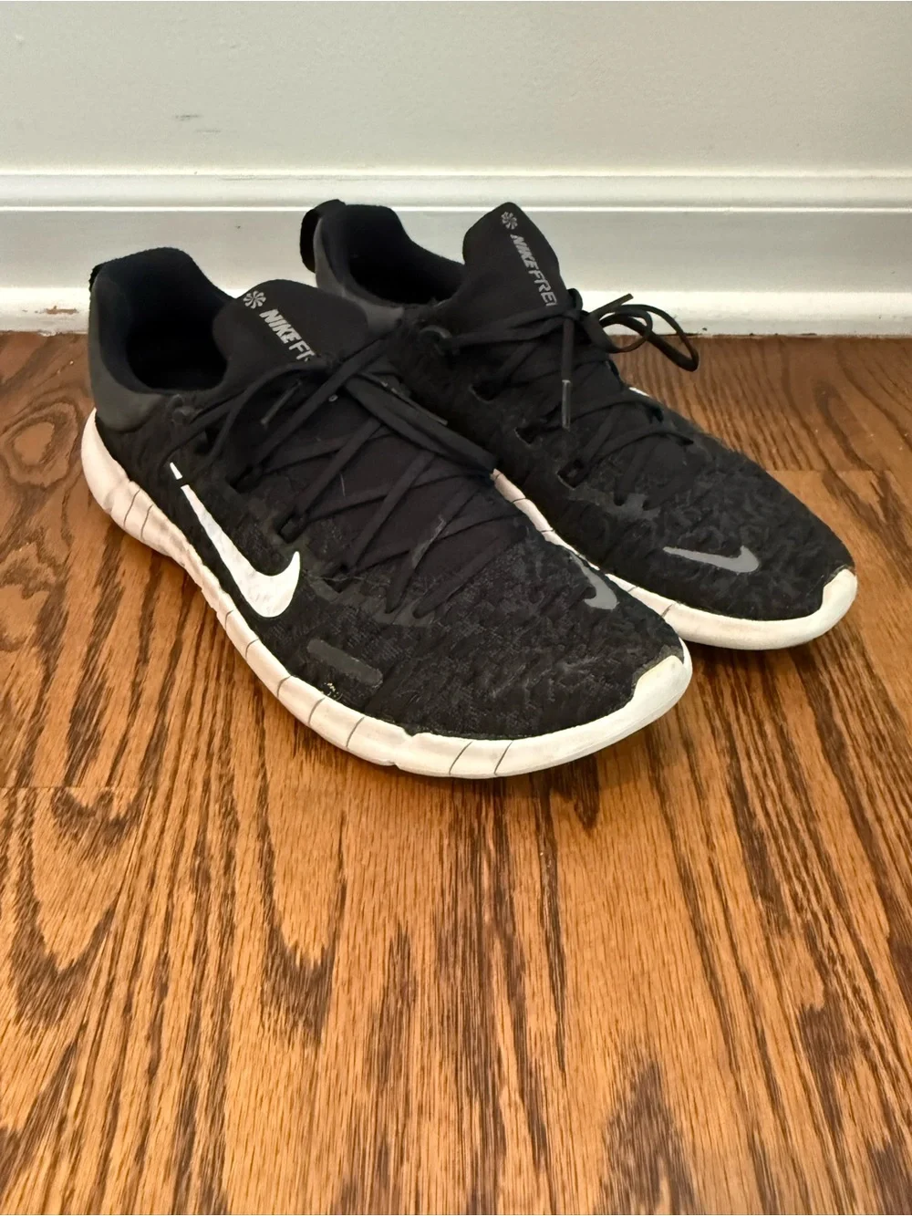 Nike Free Run 5.0 Womens Black Low Top Lace Up Outdoor Road Running Sneaker 7.5 - Picture 1 of 7
